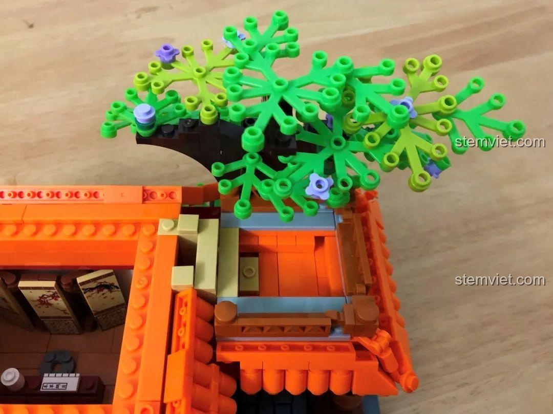 Cận cảnh tán lá của cây cổ thụ trong bộ lắp ghép WOMA C0340 Nhà thuốc cổ truyền Tế Thế Đường.