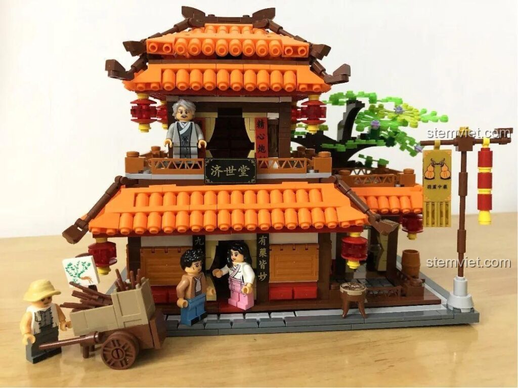 Toàn cảnh mô hình WOMA C0340 Nhà thuốc cổ truyền Tế Thế Đường đã hoàn thiện với các minifigures.