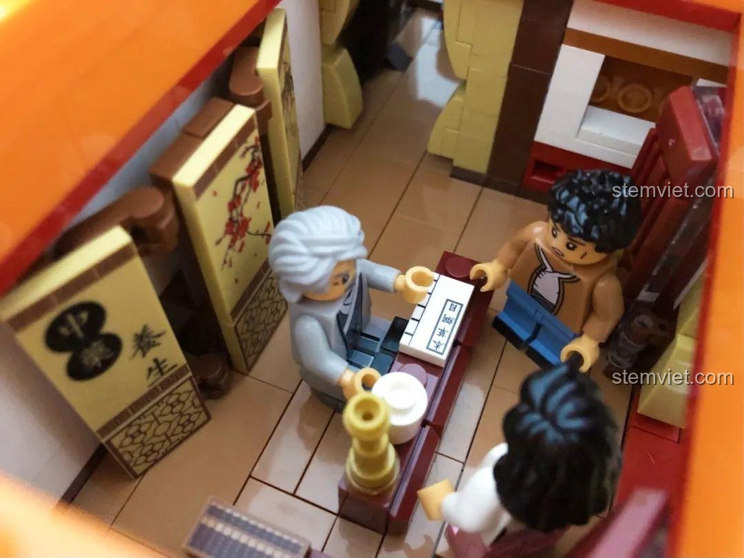 Cảnh lão y sư đang bắt mạch cho bệnh nhân trong bộ WOMA C0340 Tế Thế Đường.