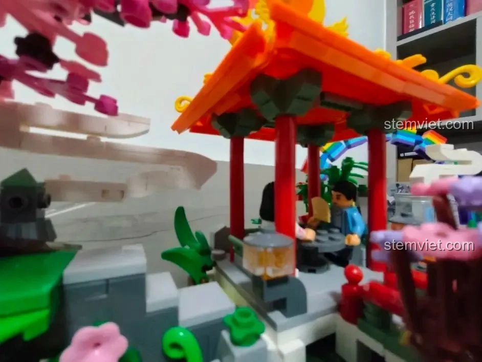 Cận cảnh bên trong đình của mô hình WOMA C0348 Đình Phượng Sơ, với các chi tiết trang trí và nhân vật.