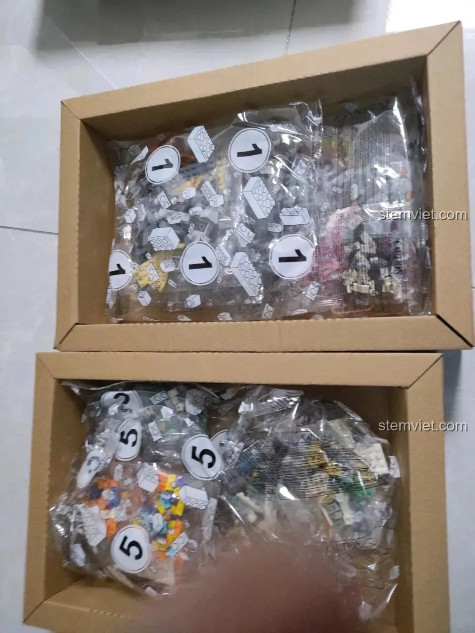 Bên trong hộp bộ lắp ghép WOMA C0348 Đình Phượng Sơ với các túi mảnh ghép được sắp xếp gọn gàng trong hai hộp nhỏ.