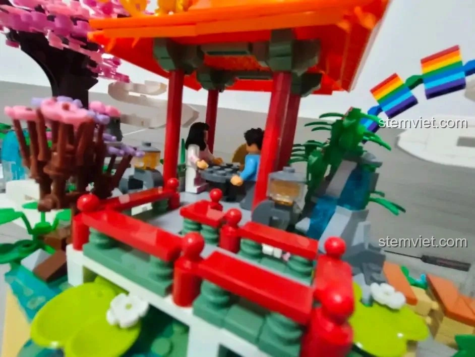 Một góc nhìn khác của mái đình trong mô hình WOMA C0348 Đình Phượng Sơ, thể hiện cấu trúc và màu sắc.