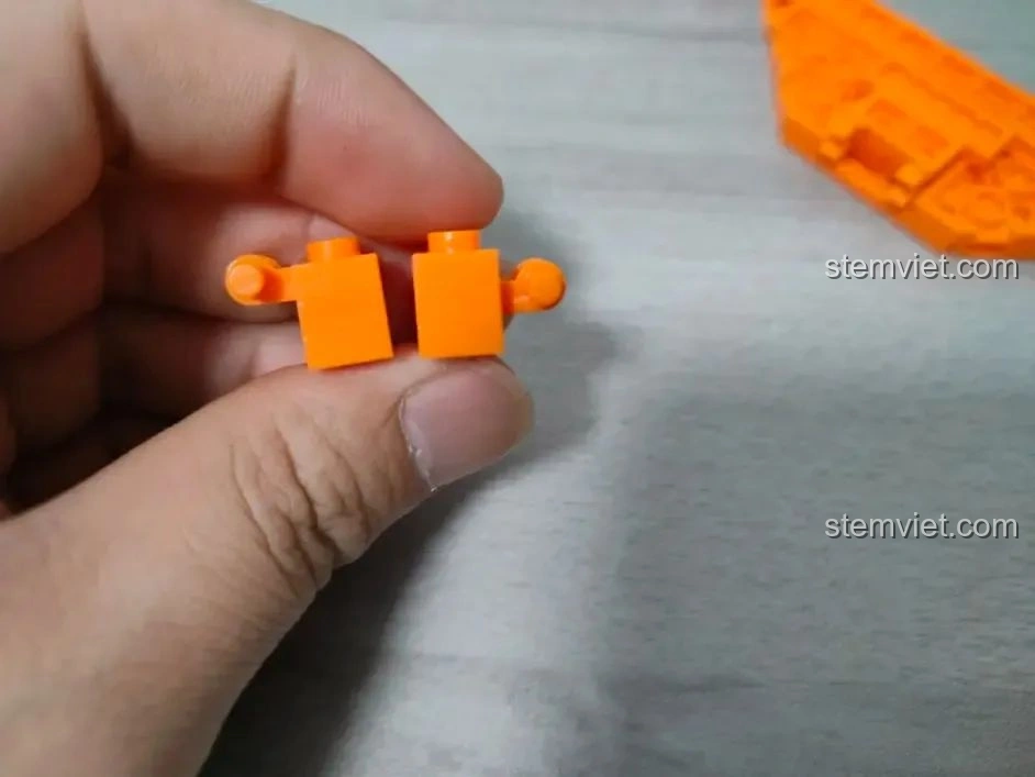 Hình ảnh minh họa cách khắc phục lỗi lắp ráp mái đình của bộ WOMA C0348 Đình Phượng Sơ để lắp dễ dàng hơn.