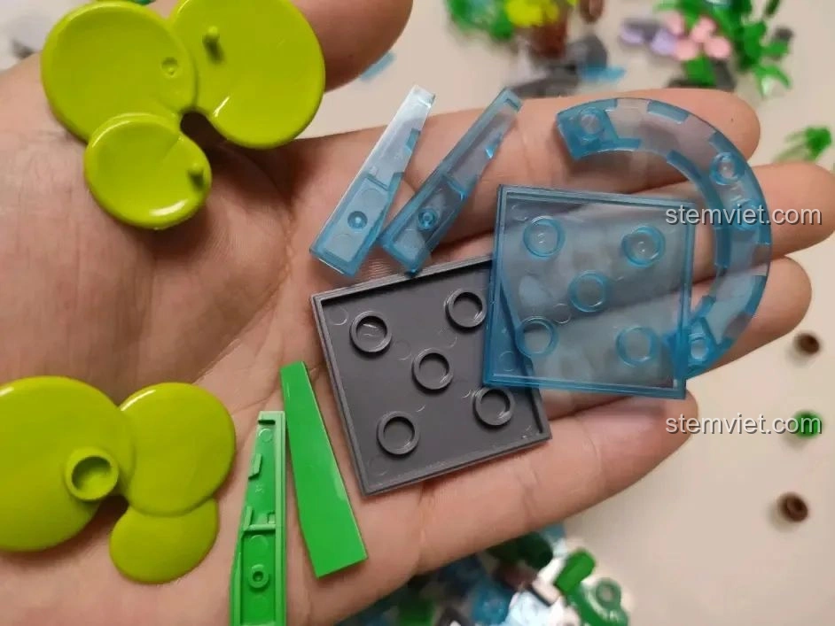 Các mảnh ghép đặc biệt màu xanh trong suốt và xanh lá cây của bộ WOMA C0348 Đình Phượng Sơ, tạo hiệu ứng nước và cây xanh.