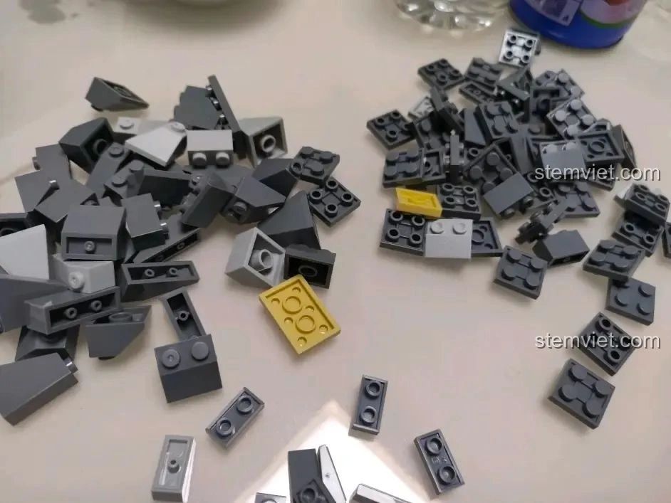 Các mảnh ghép màu xám của bộ lắp ghép WOMA C0348 Đình Phượng Sơ, cho thấy chất lượng nhựa tốt và màu sắc đồng đều.