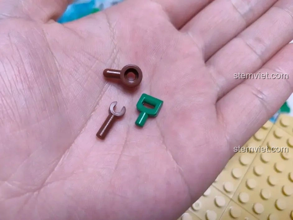 Các mảnh ghép nhỏ màu nâu và xanh lá cây của bộ WOMA C0348 Đình Phượng Sơ, dùng để tạo chi tiết cây cối và phụ kiện.