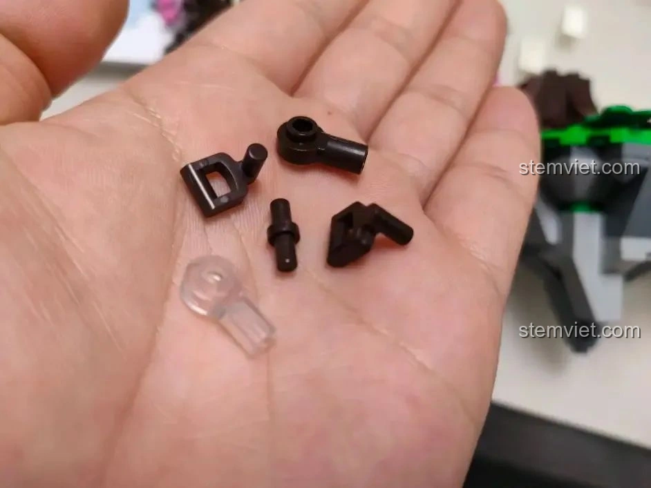 Các mảnh ghép phụ kiện nhỏ màu đen và trong suốt của bộ WOMA C0348 Đình Phượng Sơ, dùng cho các chi tiết đặc biệt.