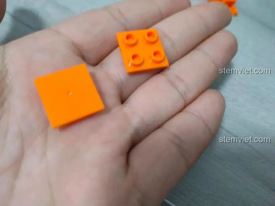 Các mảnh ghép nhỏ màu cam được sử dụng để điều chỉnh cấu trúc mái đình trong bộ WOMA C0348 Đình Phượng Sơ.