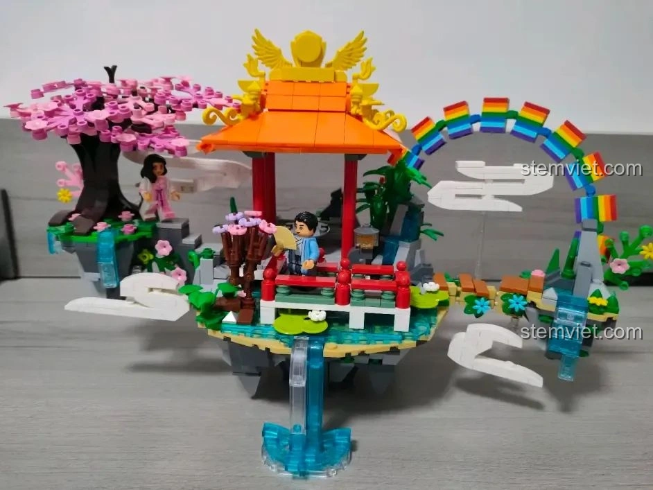 Mô hình Đình Phượng Sơ WOMA C0348 đã hoàn thành, nhìn chính diện, với cây hoa anh đào, đình và cầu vồng rực rỡ.