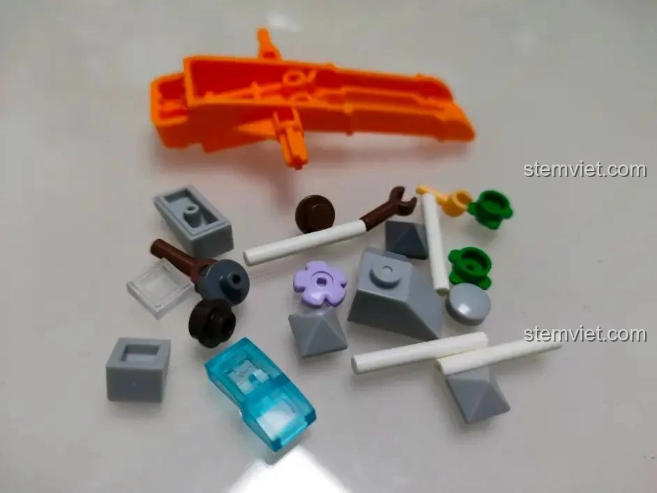 Mô hình Đình Phượng Sơ WOMA C0348 đã hoàn thành, nhìn từ góc nghiêng, thể hiện thiết kế lơ lửng và các chi tiết đẹp mắt.