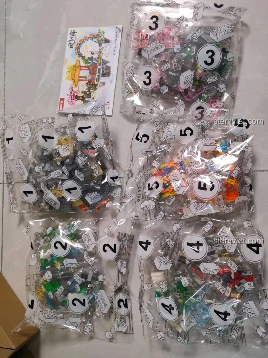 Tất cả các túi mảnh ghép được đánh số và sách hướng dẫn của bộ lắp ghép WOMA C0348 Đình Phượng Sơ.