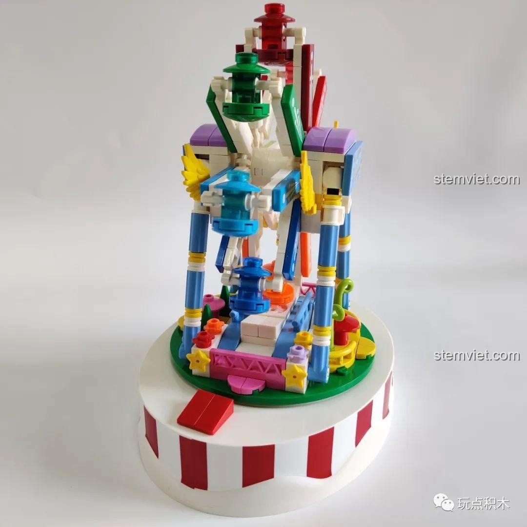 Hình ảnh thực tế sau khi lắp ráp xong Hộp nhạc vòng đu quay WOMA C0366, màu sắc rực rỡ.