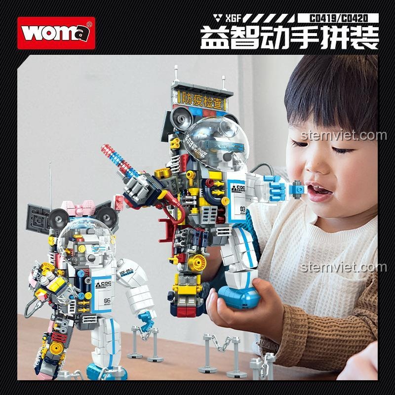 Bé trai 6 tuổi chơi với bộ lắp ráp Người Máy Đại Bạch WOMA C0419, thể hiện kích thước thực tế của đồ chơi.