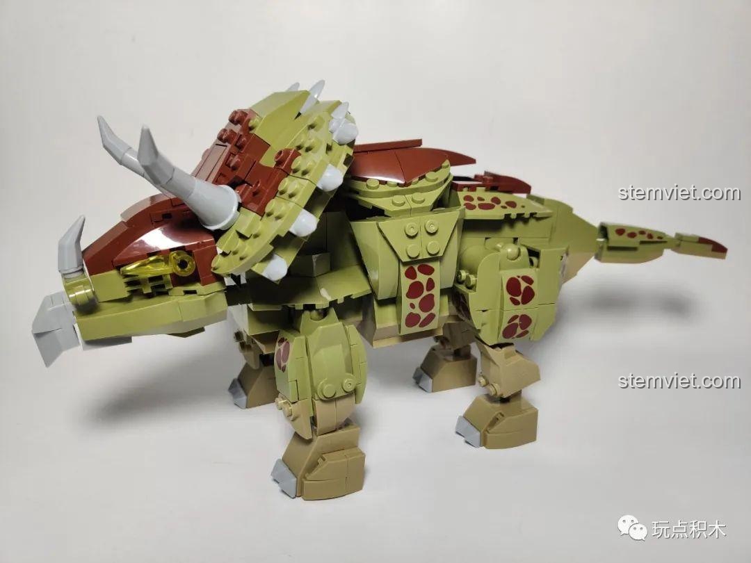 Ảnh chụp thực tế mô hình Khủng long Triceratops C0451 sau khi lắp xong.