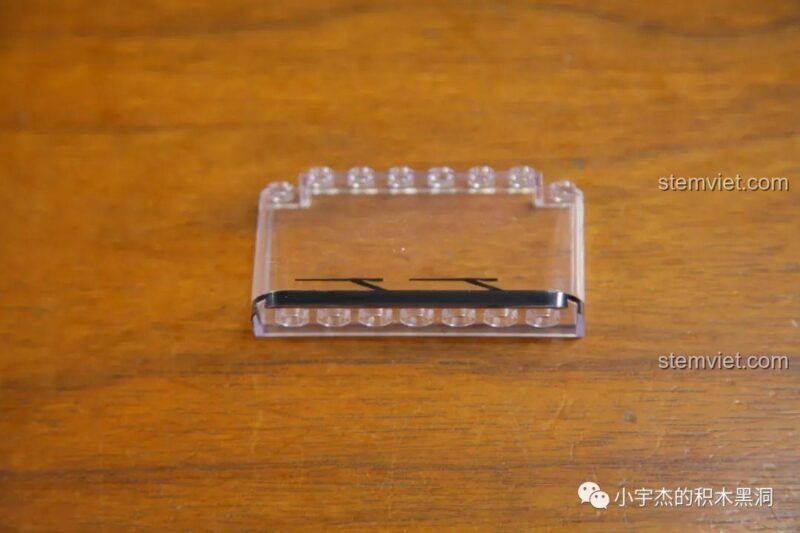 Chi tiết kính chắn gió của xe đầu kéo WOMA C0625 có in hình gạt nước.