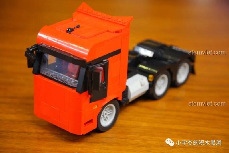 Góc nhìn từ bên hông của mô hình xe đầu kéo WOMA C0625, thể hiện thiết kế mạnh mẽ và chi tiết.