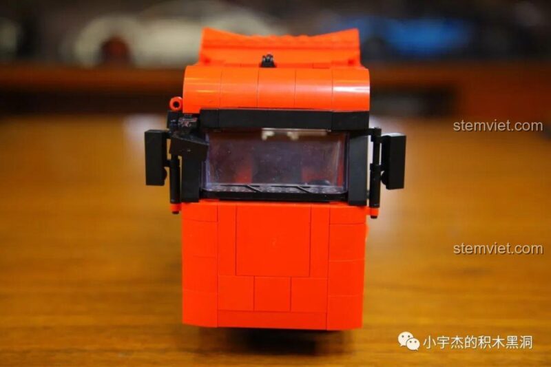 Mặt sau của xe đầu kéo WOMA C0625 với các chi tiết ống xả và đèn hậu.