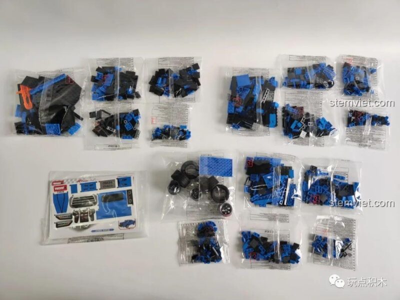Bên trong hộp set đồ chơi Mô hình xe bán tải WOMA C0626 là các túi chi tiết được phân loại cẩn thận.