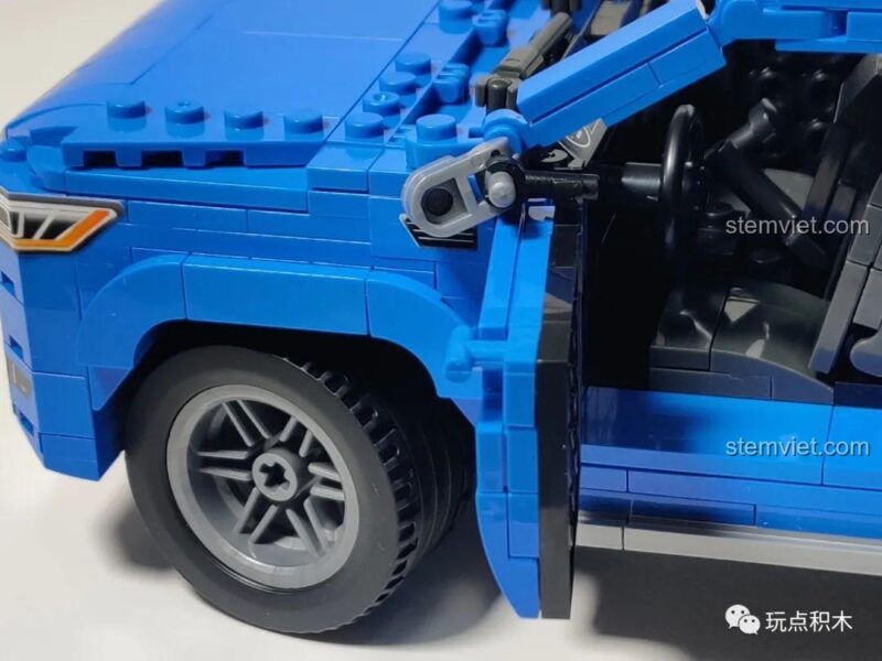 Cận cảnh bản lề cửa xe chắc chắn của set đồ chơi Xe Pick-up 626.