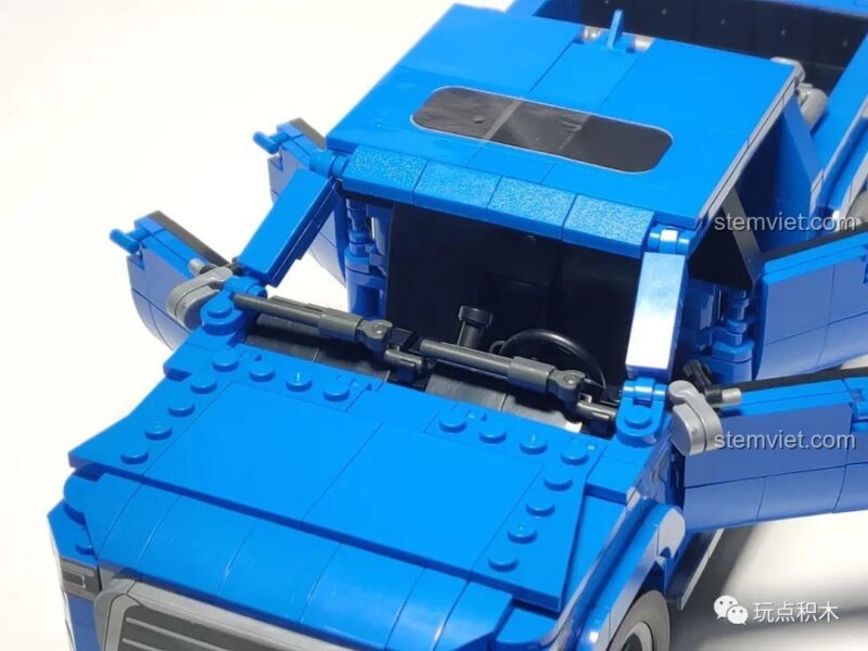 Cơ cấu vô lăng nối với bánh xe của bộ xếp hình WOMA C0626, cho phép điều khiển hướng lái.
