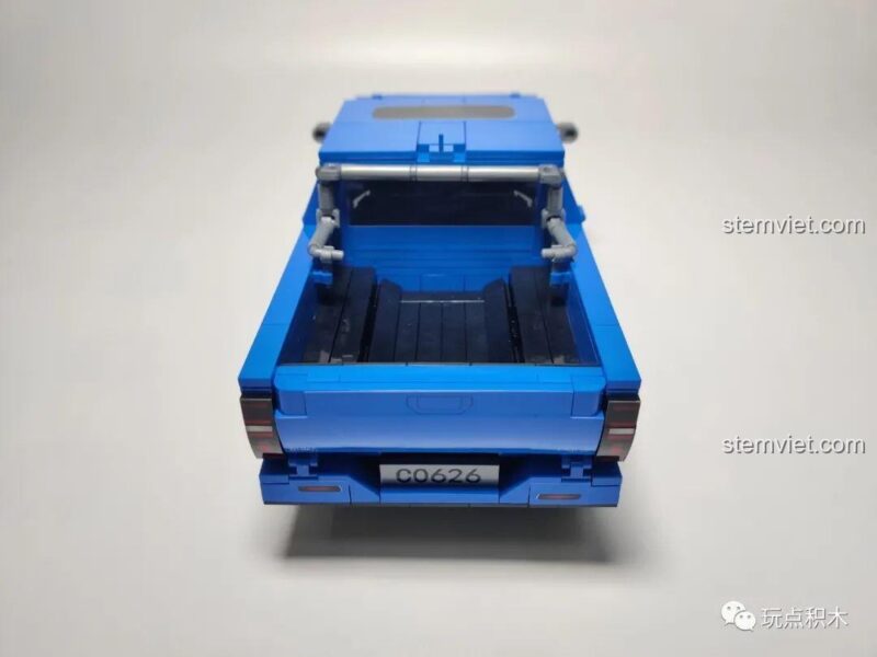 Phần đuôi xe của Xe Pick-up WOMA với biển số C0626 và đèn hậu chi tiết.