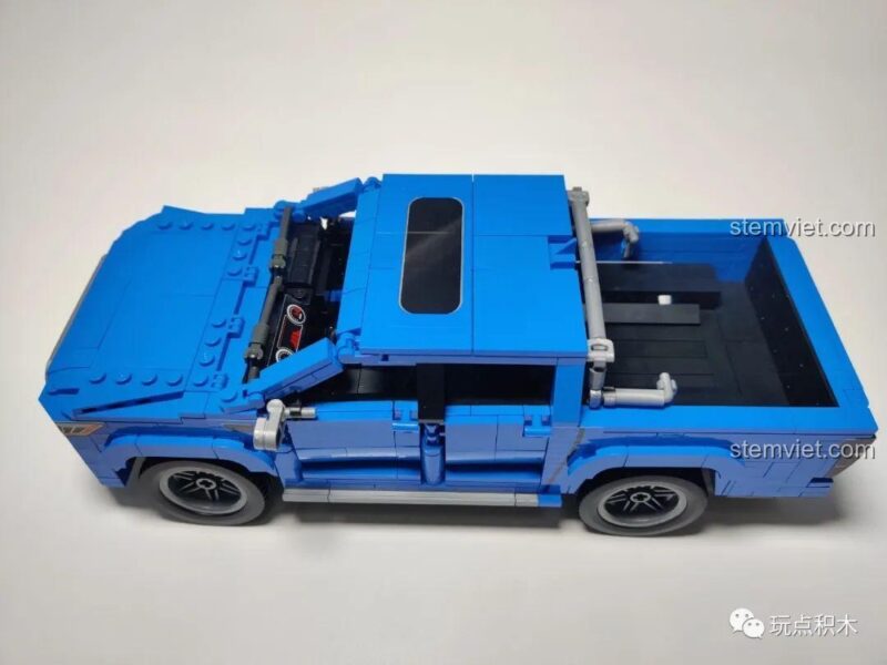 Mô hình đồ chơi mô hình Xe Pick-up đã hoàn thiện, sẵn sàng cho những chuyến phiêu lưu.