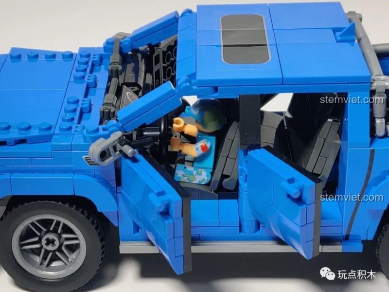 Một nhân vật minifigure đang ngồi trong buồng lái của đồ chơi mô hình Xe Pick-up (lưu ý: sản phẩm không kèm minifigure).