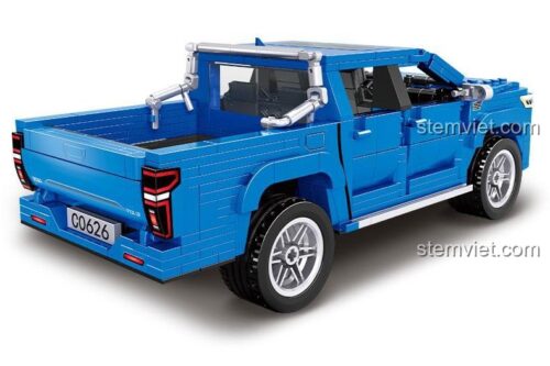 Mặt sau của đồ chơi lắp ráp WOMA C0626, khoe trọn thùng xe rộng rãi và thiết kế đuôi xe chi tiết.