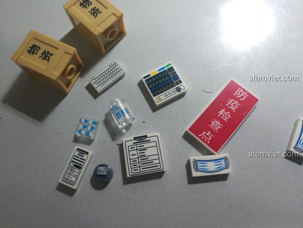 Chi tiết in ấn chất lượng cao của bộ đồ chơi Y Tế Cứu Hộ WOMA C0630, bao gồm các mảnh in chủ đề bệnh viện và chống dịch.