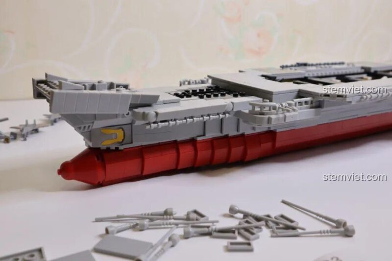 Sàn đáp sau khi dán decal, mô hình Tàu sân bay WOMA C0872 trông cực kỳ chân thực và ấn tượng.