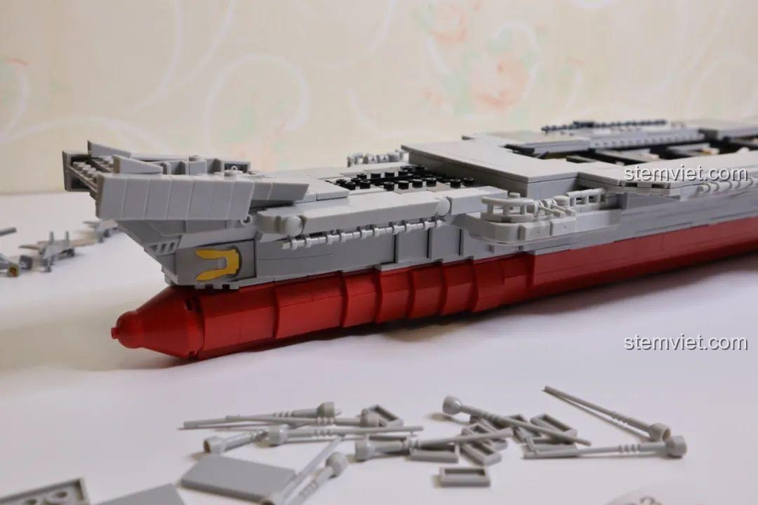 Sàn đáp sau khi dán decal, mô hình Tàu sân bay WOMA C0872 trông cực kỳ chân thực và ấn tượng.