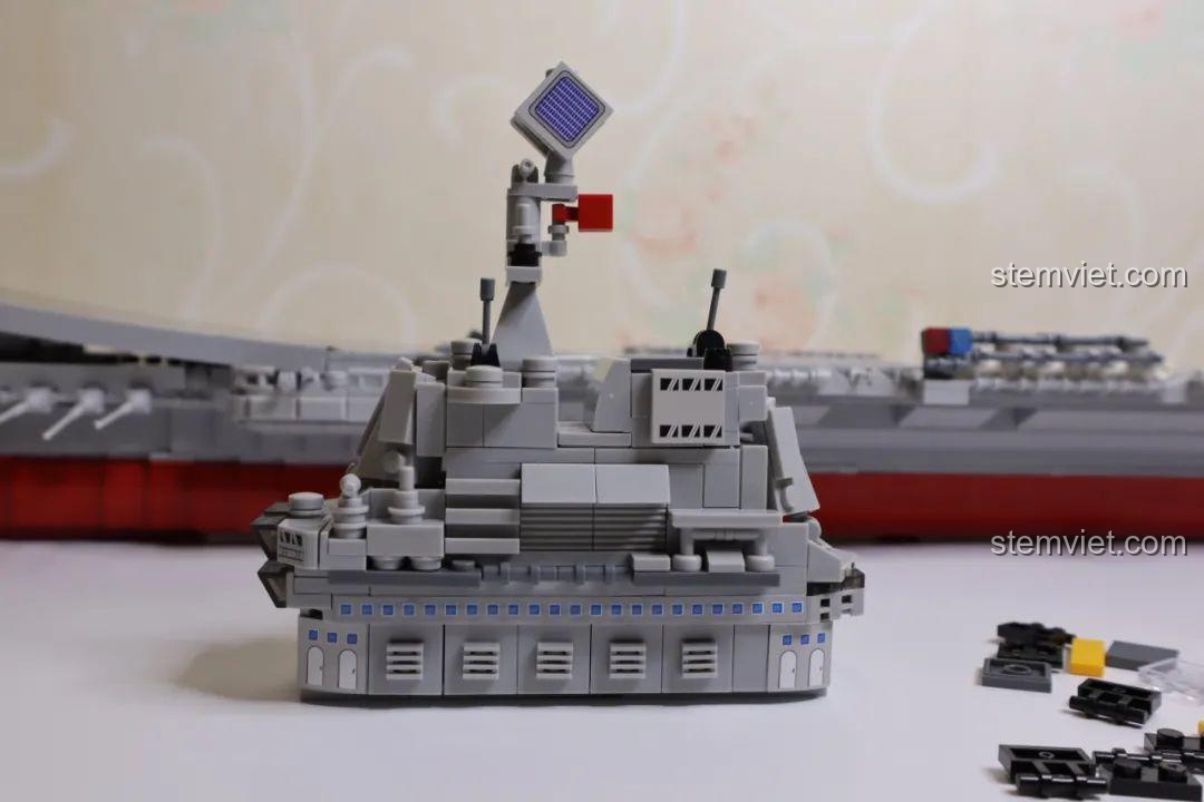Sáu minifigures đi kèm bộ WOMA C0872, bao gồm phi công, sĩ quan và thủy thủ đoàn.