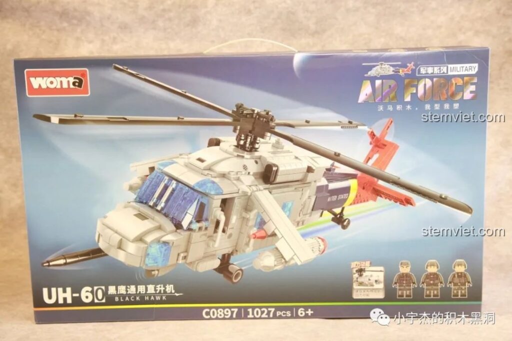 Mặt trước hộp bộ lắp ráp Trực thăng chiến đấu Black Hawk WOMA C0897 với hình ảnh mô hình hoàn chỉnh và 1027 chi tiết.