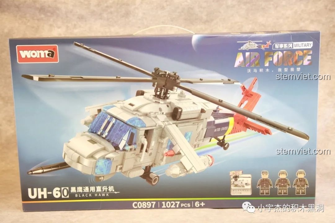 Mặt trước hộp bộ lắp ráp Trực thăng chiến đấu Black Hawk WOMA C0897 với hình ảnh mô hình hoàn chỉnh và 1027 chi tiết.