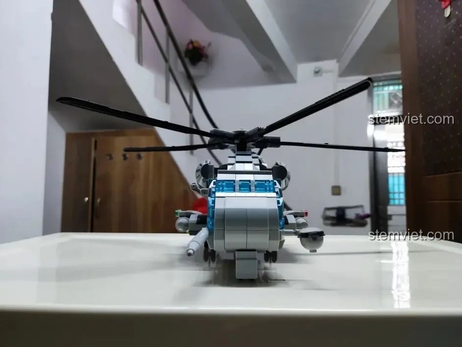 Góc nhìn từ phía trước của mô hình máy bay trực thăng WOMA C0898, thể hiện sự mạnh mẽ.