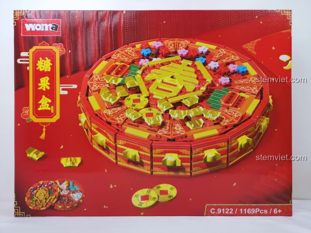 Hộp sản phẩm bộ lắp ráp WOMA C.9122 Hộp Đựng Mứt Tết Cỡ Lớn với hình ảnh mô hình hoàn thiện rực rỡ sắc đỏ và vàng.