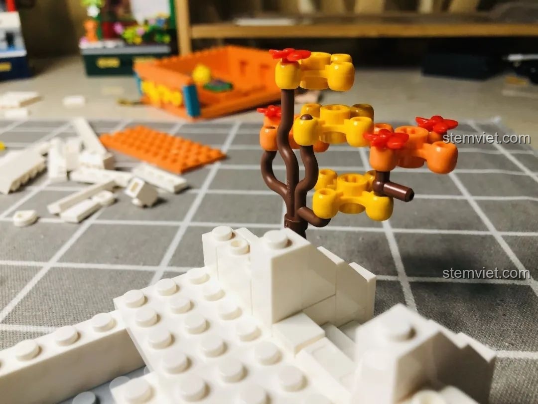 Phần kiến trúc trắng của Wekki 506004 Cảnh Thu tiếp tục được xây cao với các chi tiết trang trí.