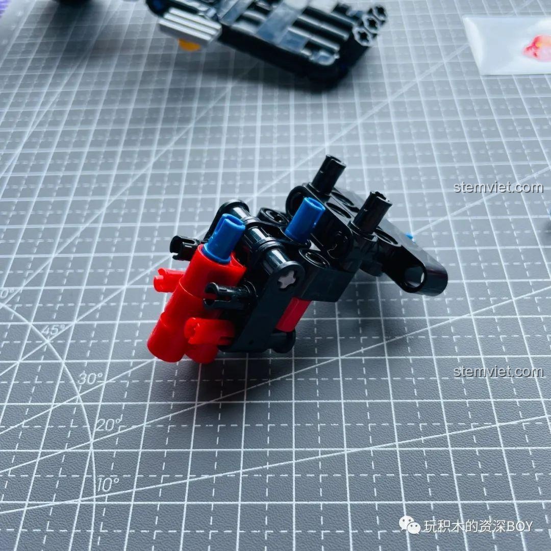 Quá trình xây dựng khoang pin của bộ lắp ráp xe điện ZHEGAO QL1267, các mảnh ghép màu đỏ.