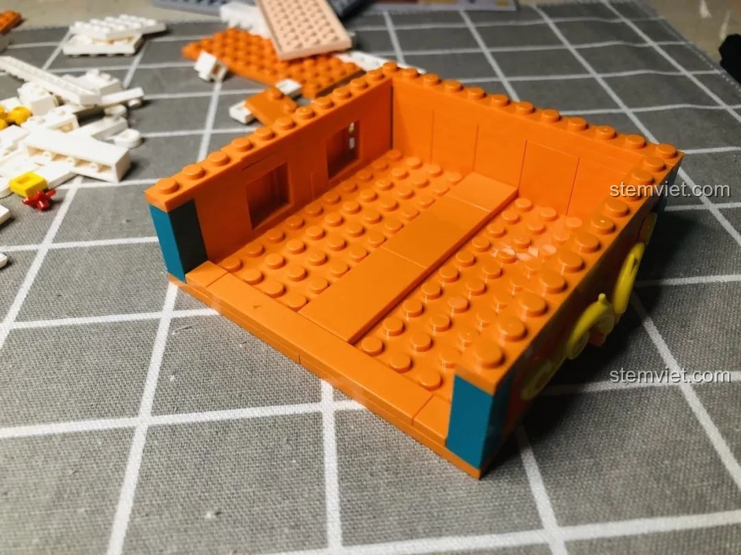 Phần đế của mô hình Wekki 506004 Cảnh Thu đang được xây dựng với các bức tường bao quanh.