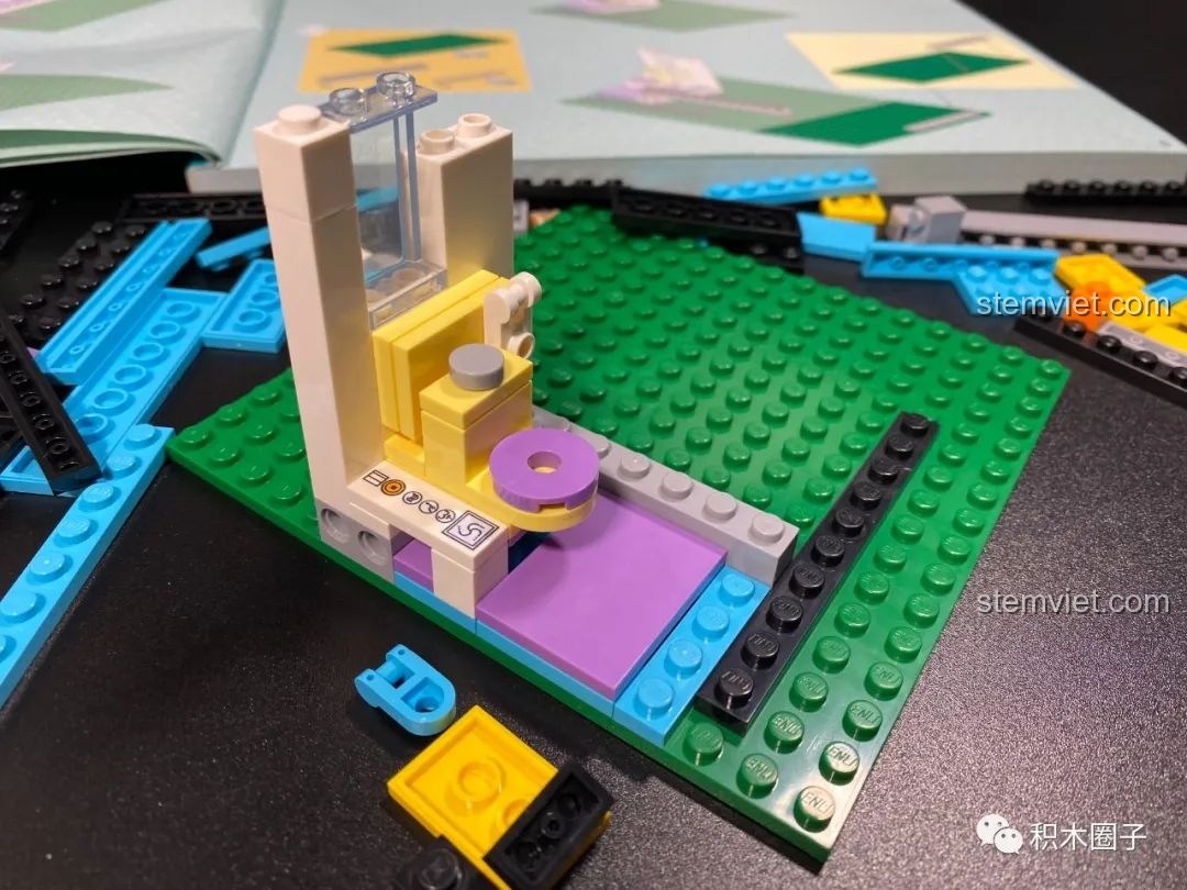 Quá trình lắp ráp nhà vệ sinh trong bộ xây dựng Mô hình nhà của Cậu bé bút chì cho trẻ trên 14 tuổi.