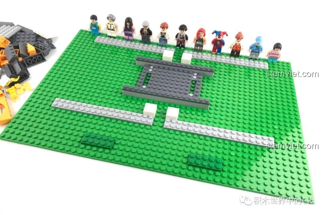 Xây dựng phần móng và nền cho Vòng Quay Mặt Trời Winner 7036 trên tấm đế xanh.