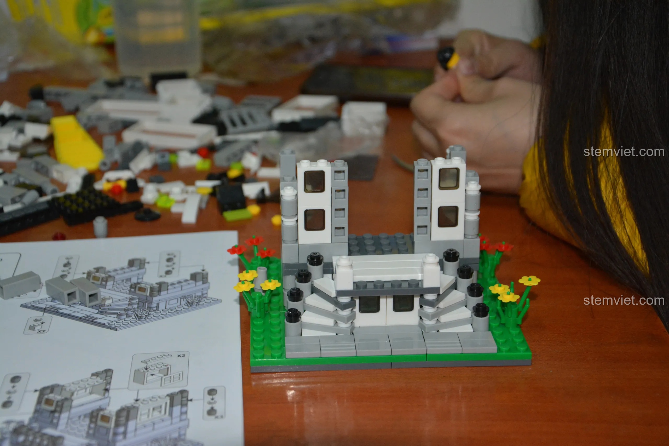 Xây dựng tầng trệt của ngôi nhà phố màu xám WANGE 31053, tập trung vào chi tiết cửa và cầu thang.