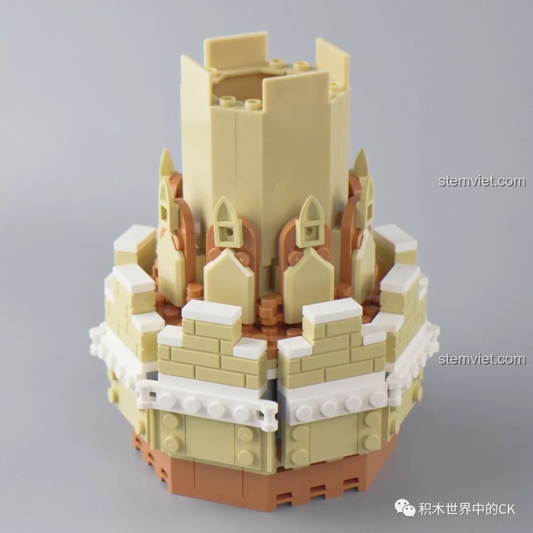Bắt đầu lắp ráp phần thân của ngọn tháp trung tâm cho bộ đồ chơi xây dựng Lâu đài công chúa Mould King.