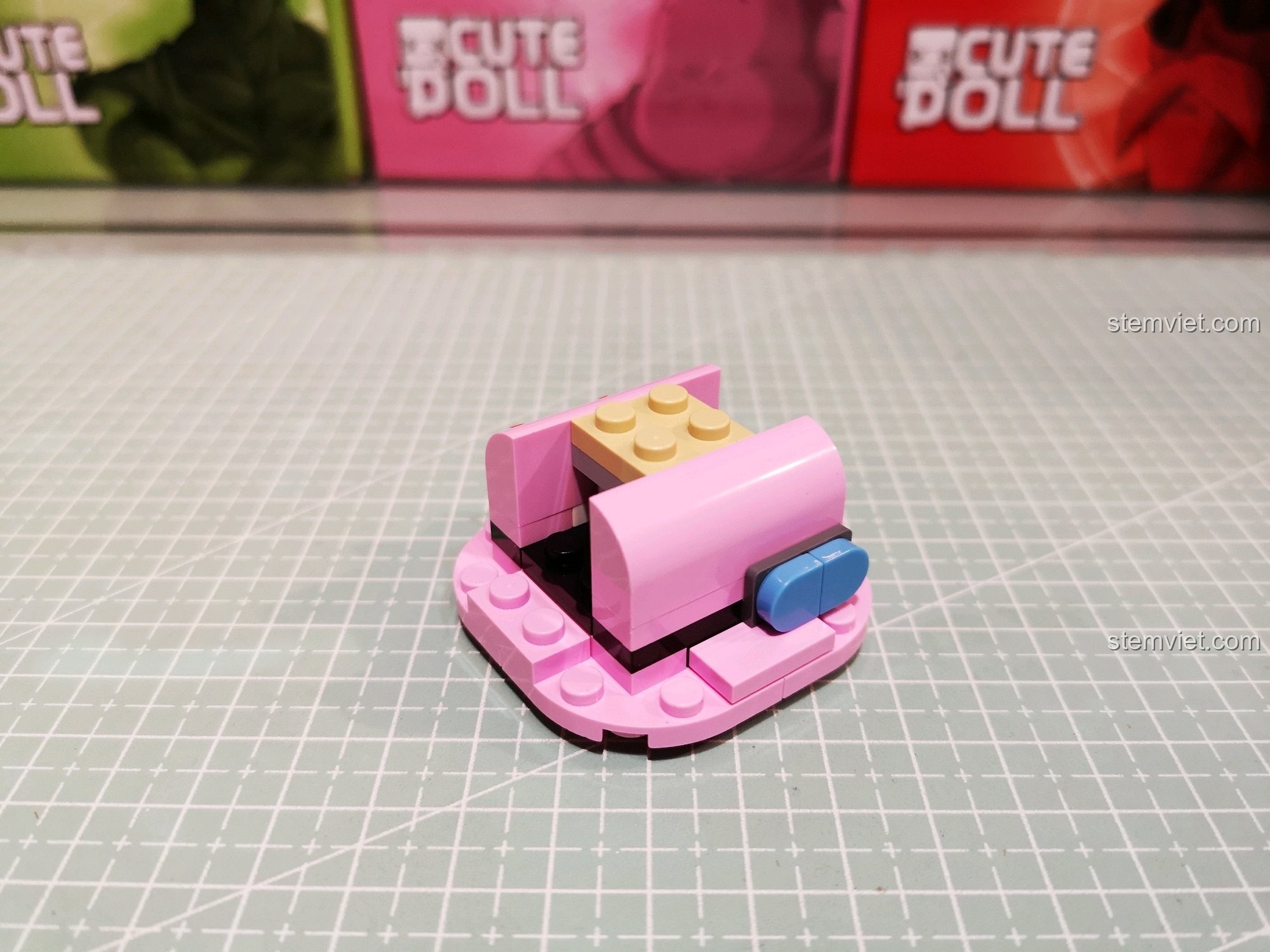 Xây dựng phần thân trên của mô hình Bulma từ bộ đồ chơi lắp ráp Mô hình Bulma Decool đáng tiền.