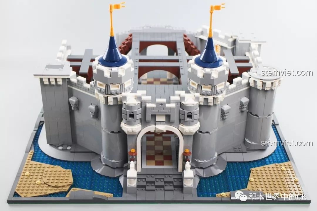 Xây dựng các tháp canh đối xứng ở mặt tiền của bộ đồ chơi xây dựng Lâu đài công chúa Mould King.