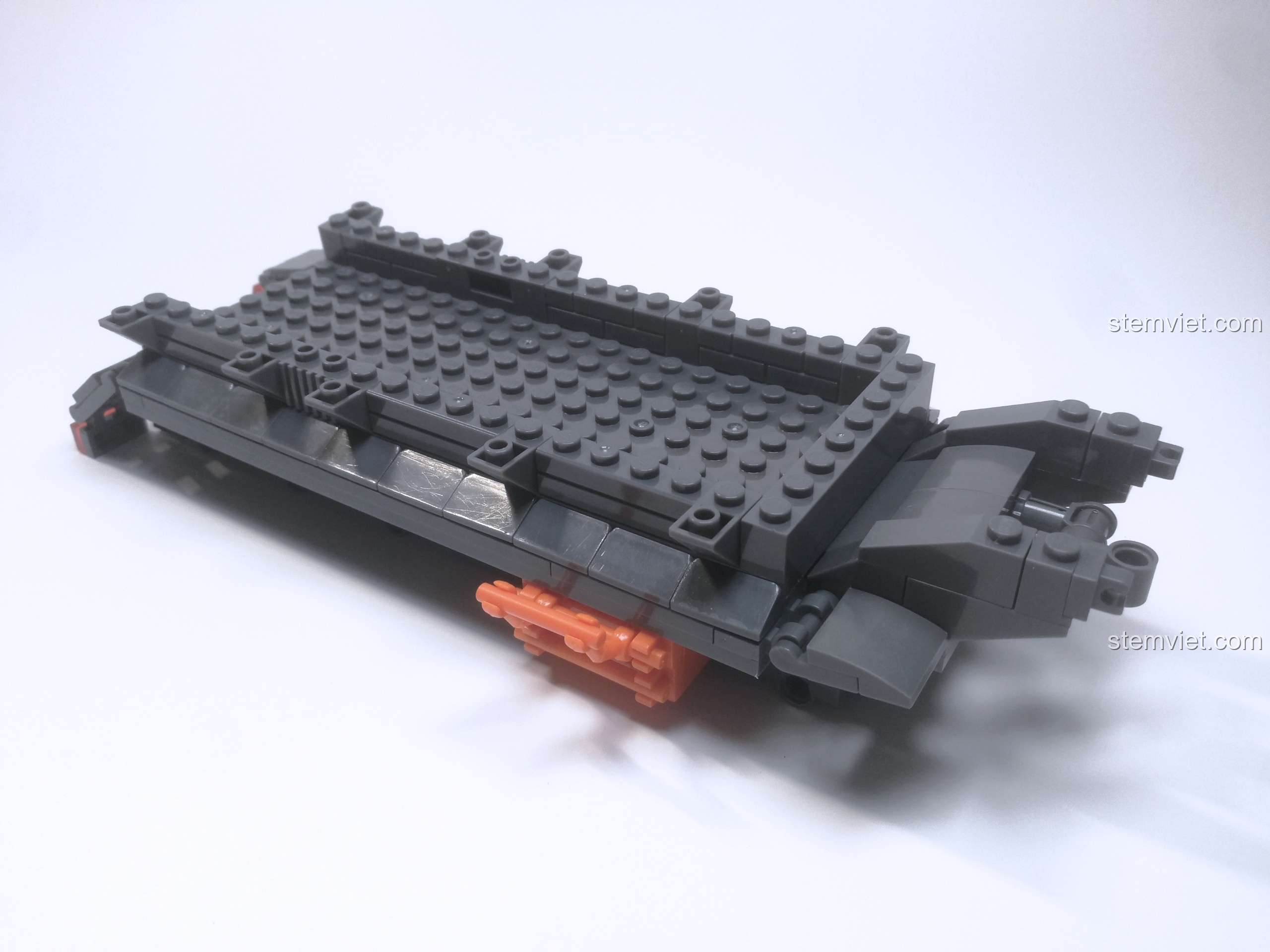 Quá trình xây dựng phần thân của thùng hàng, sử dụng các mảnh ghép 1x4 để tạo vân sọc cho thành xe.