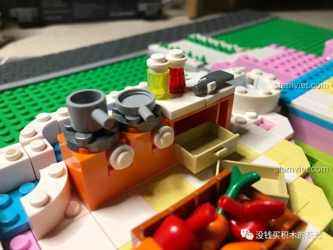 Xây dựng phần tường bao cho khu vực phòng ăn và nhà bếp của Lâu Đài Phép Thuật.