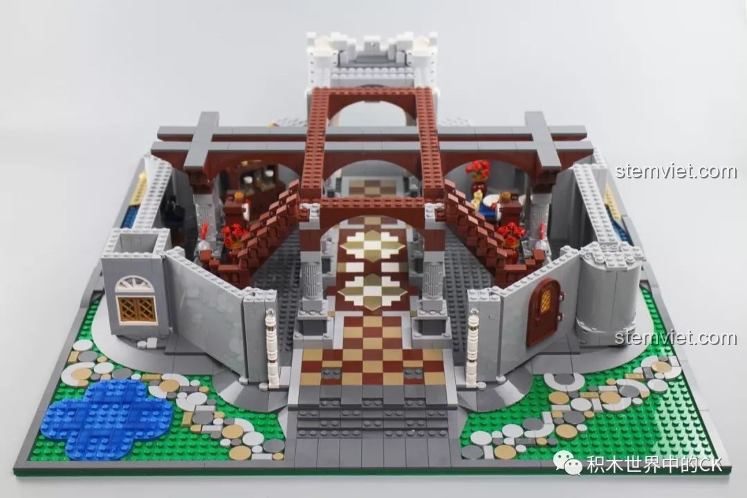 Xây dựng các bức tường bao quanh tầng trệt của bộ đồ chơi xây dựng Lâu đài công chúa Mould King.