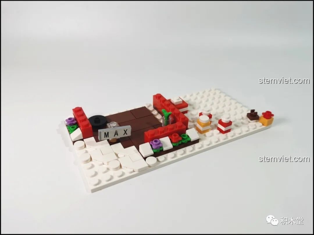 Khung ngôi nhà Giáng Sinh đang được xây dựng trên tấm đế của bộ Forange FC6003, với các chi tiết trang trí.