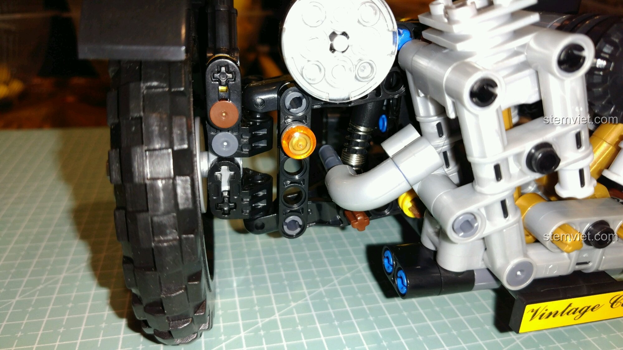 So sánh độ cao giảm xóc trước của bộ lắp ráp Xe Ba Bánh Cổ Điển Morgan 3 Wheeler 065.